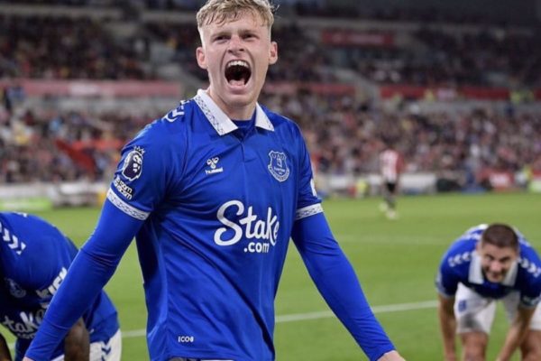 Manchester United Pursues Everton Defender Jarrad Branthwaite