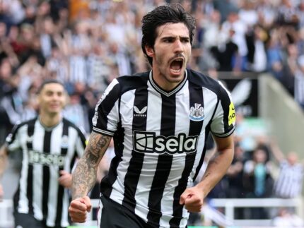 Newcastle Down 10-Man Chelsea to Close in on Champions League Spot