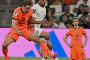 Barcelona’s Knee Drama: De Jong Rejects Surgery Plan, Leaving Camp Nou Playing the Waiting Game