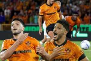 Jiménez Arrives Late to Ruin Mowbray’s Dream Return as Wolves Escape Blackburn
